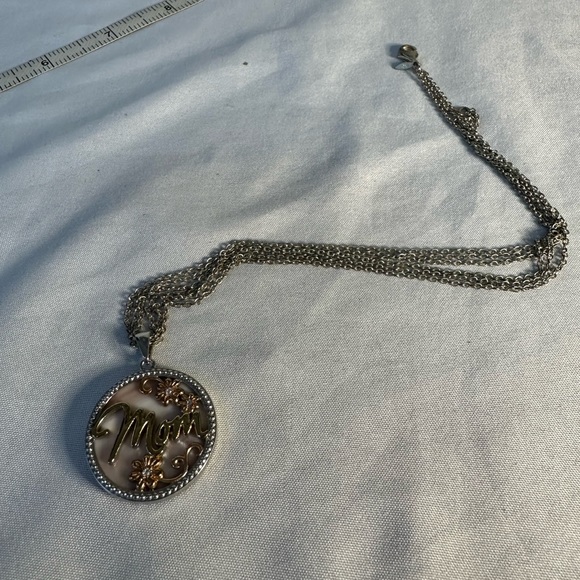 Silvertone and mother of pearl Mom necklace - Picture 3 of 9